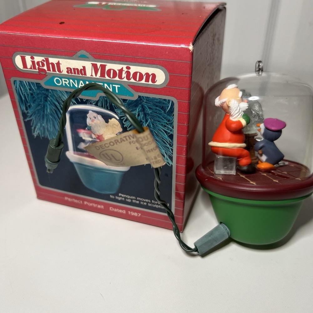 Vtg Hallmark Penguin Perfect Portrait Light & Motion Christmas Ornament 1987 Ret